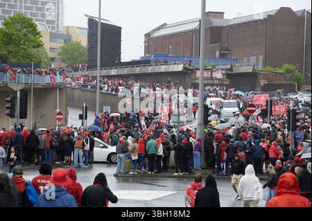 Liverpool, Merseyside, Regno Unito. 26 maggio 2025. Migliaia di tifosi fiancheggiano le strade del centro città per la Premier League Cham del Liverpool Football Club 2025 Foto Stock