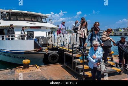 Persone che sbarcano da un traghetto sul Bosforo a Kadikoy, Istanbul, Turchia Foto Stock