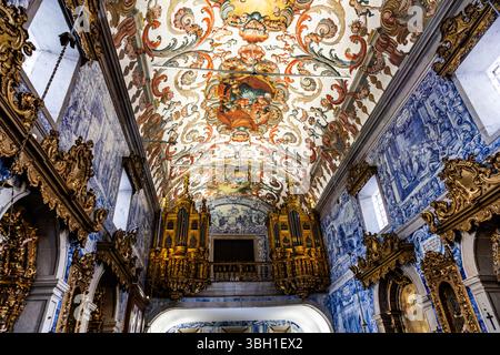 Magnifico interno della Chiesa della Misericordia, un capolavoro di stile barocco ricostruito tra il 1716 e il 1724, a Viana do Castelo, Portogallo Foto Stock