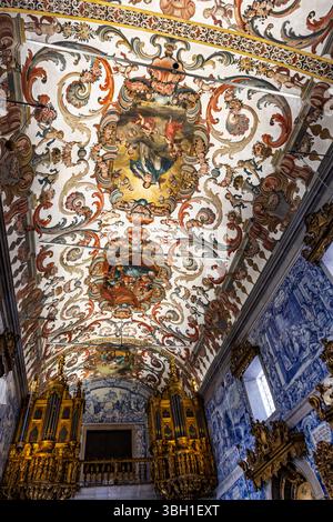 Vista sul soffitto della magnifica Chiesa della Misericordia, un capolavoro di stile barocco ricostruito tra il 1716 e il 1724, a Viana do Castelo, Portuga Foto Stock