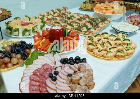 Un vasto assortimento di deliziosi stuzzichini, tra cui affettati, formaggi, frutta fresca, spuntini di verdura e prelibatezze in formato ridotto Foto Stock