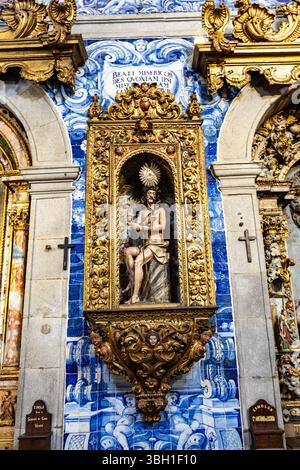 Vista di una cappella laterale nella Chiesa della Misericordia, a Viana do Castelo, Portogallo Foto Stock