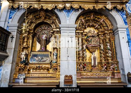 Vista di una cappella laterale nella Chiesa della Misericordia, a Viana do Castelo, Portogallo Foto Stock