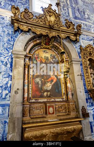 Vista di una cappella laterale nella Chiesa della Misericordia, a Viana do Castelo, Portogallo Foto Stock