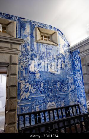 Vista dei pannelli piastrellati che coprono le pareti della Chiesa della Misericordia, a Viana do Castelo, Portogallo Foto Stock