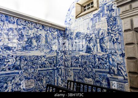 Vista dei pannelli piastrellati che coprono le pareti della Chiesa della Misericordia, a Viana do Castelo, Portogallo Foto Stock