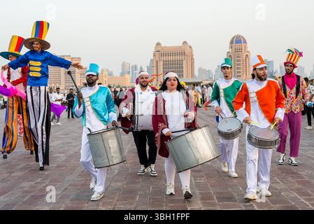 Doha, Qatar. 7 giugno 2025. Gli artisti si esibiscono al Katara Cultural Village il primo giorno della vacanza Eid al-Adha a Doha, Qatar, il 6 giugno 2025. I musulmani di tutto il mondo celebrano Eid al-Adha, che segna la fine del pellegrinaggio annuale o hajj alla città Santa saudita della Mecca e commemora la disponibilità di Abramo a sacrificare suo figlio a Dio (foto di Noushad Thekkayil/NurPhoto). Crediti: NurPhoto SRL/Alamy Live News Foto Stock