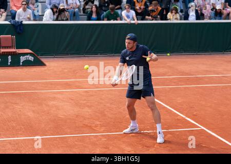 Parigi, Francia. 23 maggio 2025. PARIGI, FRANCIA - 23 MAGGIO: OP, Tallon Griekspoor dei Paesi Bassi, sessione di pratica durante gli Open di Francia al Roland Garros il 23 maggio 2025 a Parigi, Francia. (Foto di Marleen Fouchier/Orange Pictures) credito: Orange Pics BV/Alamy Live News Foto Stock