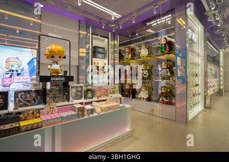 Vista interna di un negozio POP MART a Pechino, Cina, il 24 luglio 2023. POP MART è un'azienda cinese di giocattoli nota per i suoi giocattoli da collezione. Foto Stock