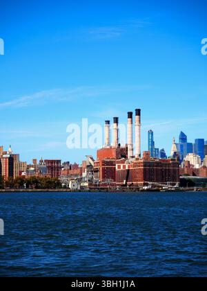 Vista dello skyline di Manhattan e del Power Point con Edison da DUMBO, Brooklyn in autunno Foto Stock