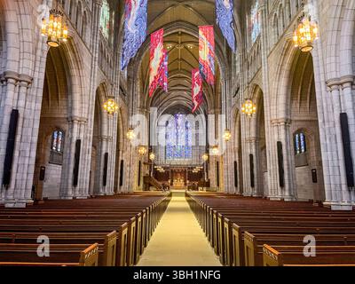 Princeton, New Jersey - US - 31 maggio 2025 gli interni della Princeton University Chapel presentano alti archi gotici, vivaci vetrate colorate, lampadari illuminati e. Foto Stock