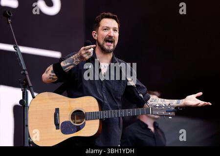 Sänger Frank Turner bei seinem Auftritt mit der Band The Sleeping Souls bei Rock am Ring RAR 2025 am Nürburgring. DAS Festival feiert in diesem Jahr seinen 40. Geburtstag. 100 band e Künstler stehen auf vier Stage. Nürburg, 06.06.2025 Deutschland DEU *** il cantante Frank Turner si esibisce con la band The Sleeping Souls al Rock am Ring RAR 2025 al Nürburgring il festival celebra il suo 40 ° compleanno quest'anno 100 band e artisti si esibiscono su quattro palchi Nürburg, 06 06 2025 Germania DEU Copyright: XChristophxHardtx Foto Stock