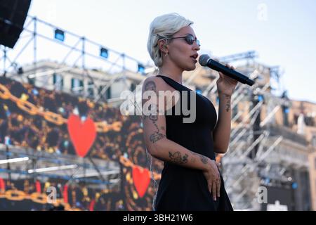 Napoli, Italia. 31 maggio 2025. Serena Brancale esegue il soundcheck per il KISS WAY Tour 2025 in Piazza del Plebiscito. Kiss Kiss Way è il tour radio Kiss Kiss che porta la musica più bella dell'estate nelle principali piazze d'Italia. Credito: SOPA Images Limited/Alamy Live News Foto Stock