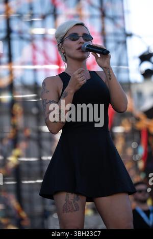 Napoli, Italia. 31 maggio 2025. Serena Brancale esegue il soundcheck per il KISS WAY Tour 2025 in Piazza del Plebiscito. Kiss Kiss Way è il tour radio Kiss Kiss che porta la musica più bella dell'estate nelle principali piazze d'Italia. (Foto di Andrea Gulí/SOPA Images/Sipa USA) credito: SIPA USA/Alamy Live News Foto Stock