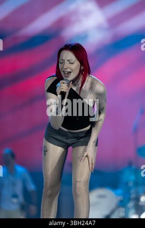 Napoli, Italia. 30 maggio 2025. Sophie Louise Scott, alias Sophie and the Giants, esegue il soundcheck per il KISS KISS WAY Tour 2025 in Piazza del Plebiscito Kiss Way è il tour radio Kiss Kiss che porta la musica più bella dell'estate nelle principali piazze d'Italia. (Foto di Andrea Gulí/SOPA Images/Sipa USA) credito: SIPA USA/Alamy Live News Foto Stock