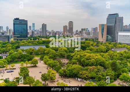Vista della città di Osaka dalla torre del castello tenshu in Giappone Foto Stock
