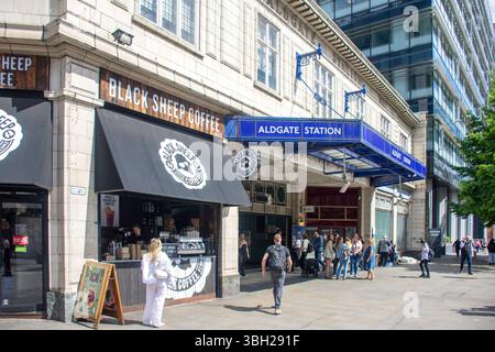 Ingresso alla stazione della metropolitana di Aldgate, Aldgate, High Street, City of London, Greater London, Inghilterra, Regno Unito Foto Stock