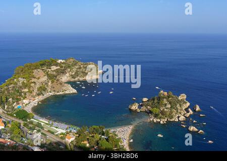 Veduta aerea della famosa isoletta Isola bella e della sua meravigliosa spiaggia e baia situata nel Mar Ionio di fronte a Taormina in Sicilia Foto Stock