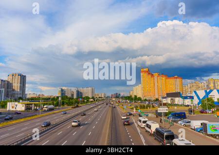 Kiev, Ucraina - 19 maggio 2025: Vista grandangolare del quartiere di Poznyaky a Kiev che mostra strade trafficate, edifici e un cielo drammatico. Foto Stock