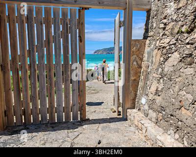 recinzione di legno come delimitazione di altri terreni e proprietà recinzione di legno come delimitazione di altri terreni Foto Stock recinzione di legno come delimitazione di altri terreni e proprietà recinzione di legno come delimitazione di altri terreni Foto Stock