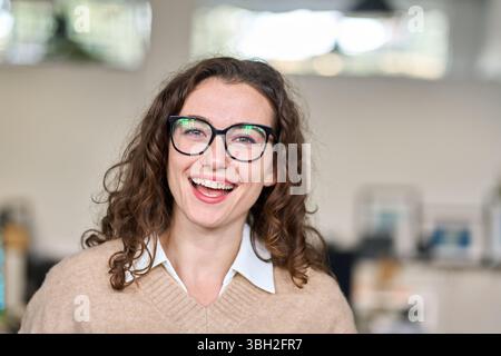 Giovane felice allegra donna d'affari professionale che ride, ritratto. Foto Stock