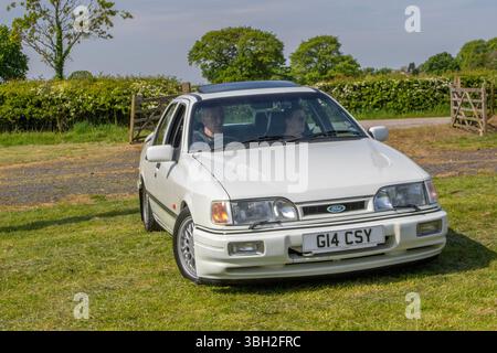 1989 80 anni Ottanta White Ford Sierra RS Cosworth berlina benzina 1993 cc; Wheels Up North, evento di cultura automobilistica, evento modificato classico, evento di auto sportive e supercar, Longridge, Inghilterra, Regno Unito Foto Stock