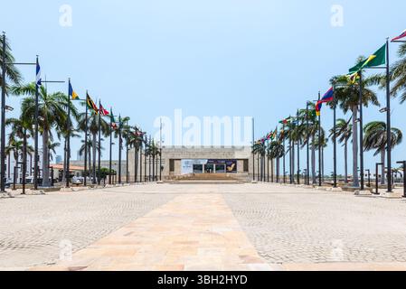 Cartagena, Colombia - 12 aprile 2024: Scena di strada della città con il Cartagena de Indias Convention Center a Cartagena, Colombia. Foto Stock