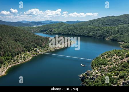 Veduta aerea della diga di Kardzhali, veduta del fiume Arda circondato da una foresta verde Foto Stock