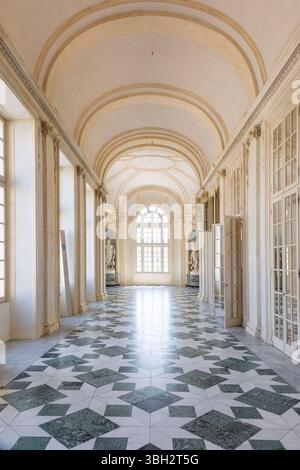 Venaria reale, Italia - 16 luglio 2023: Galleria di lusso prospettiva, marmo decorativo, interno, nessuno, Palazzo reale. Destinazione di viaggio in Italia. Foto Stock