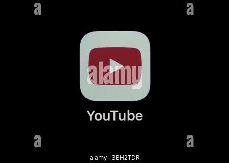 Rottweil, Germania. 7 giugno 2025. L'app YouTube può essere visualizzata sul display di un iPhone. Crediti: Silas Stein/dpa/Alamy Live News Foto Stock