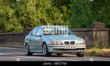 Milton Keynes,Bucks,UK - 1 giugno 2025: 1998 BMW 523 guida su strada britannica Foto Stock