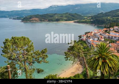 Affascinante villaggio di pescatori di Lastres nella regione delle Asturie, nel nord della Spagna Foto Stock