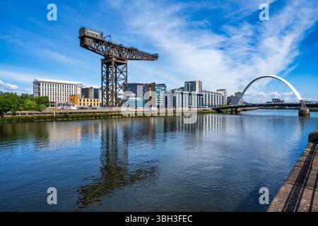 Finnieston Crane e Clyde Arc Bridge, noto come Squinty Bridge sul fiume Clyde a Glasgow, Scozia, Regno Unito Foto Stock
