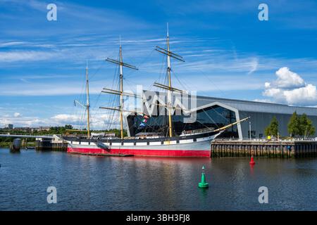 Il veliero Glenlee è ormeggiato al Riverside Museum situato a Pointhouse Quay sul fiume Clyde a Glasgow, Scozia, Regno Unito Foto Stock