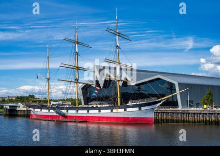 Il veliero Glenlee è ormeggiato al Riverside Museum situato a Pointhouse Quay sul fiume Clyde a Glasgow, Scozia, Regno Unito Foto Stock