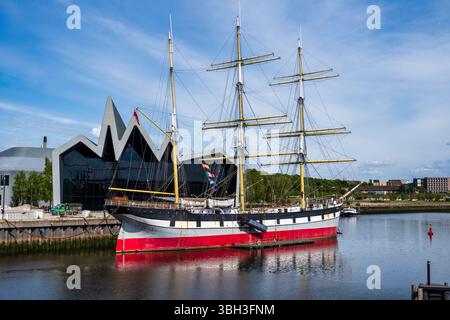 Il veliero Glenlee è ormeggiato al Riverside Museum situato a Pointhouse Quay sul fiume Clyde a Glasgow, Scozia, Regno Unito Foto Stock