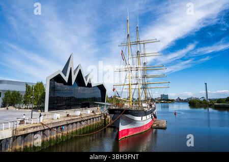 Il veliero Glenlee è ormeggiato al Riverside Museum situato a Pointhouse Quay sul fiume Clyde a Glasgow, Scozia, Regno Unito Foto Stock