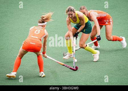 Amsterdam, Paesi Bassi. 7 giugno 2025. AMSTERDAM, PAESI BASSI - 7 GIUGNO: Claire Colwill dell'Australia combatte per il possesso con Yibbi Jansen dei Paesi Bassi e Emma Reijnen dei Paesi Bassi durante la partita di FIH Hockey Pro League 2025 tra Paesi Bassi e Australia al Wagener Stadion il 7 giugno 2025 ad Amsterdam, Paesi Bassi. (Foto di Andre Weening/Orange Pictures) credito: Orange Pics BV/Alamy Live News Foto Stock