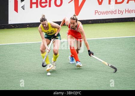 Amsterdam, Paesi Bassi. 7 giugno 2025. AMSTERDAM, PAESI BASSI - 7 GIUGNO: L'Australia Alana Kavanagh combatte per il possesso con Renee van Laarhoven dei Paesi Bassi durante la partita FIH Hockey Pro League 2025 tra Paesi Bassi e Australia al Wagener Stadion il 7 giugno 2025 ad Amsterdam, Paesi Bassi. (Foto di Andre Weening/Orange Pictures) credito: Orange Pics BV/Alamy Live News Foto Stock
