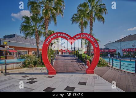 Viaport Marina a Istanbul, un grande complesso di intrattenimento e shopping situato a Tuzla, sul lato asiatico di Istanbul, Turchia. Foto Stock