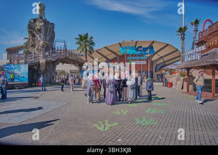 Viaport Marina a Istanbul, un grande complesso di intrattenimento e shopping situato a Tuzla, sul lato asiatico di Istanbul, Turchia. Foto Stock