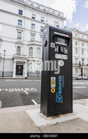 Stazione di ricarica per veicoli elettrici di London Street. Londra, Regno Unito, 7 aprile 2024 Foto Stock