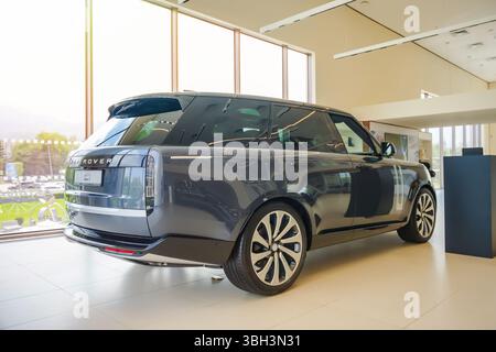 Almaty, Kazakistan - 29 maggio 2025: La parte posteriore della nuova Range Rover. SUV premium Foto Stock