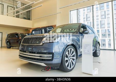 Almaty, Kazakistan - 29 maggio 2025: Nuova Range Rover nello showroom. SUV premium Foto Stock