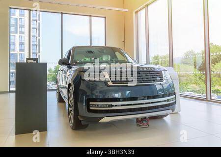 Almaty, Kazakistan - 29 maggio 2025: Range Rover nello showroom. SUV premium Foto Stock