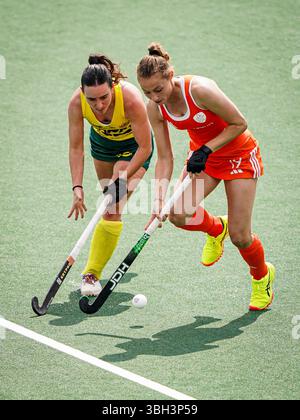 Amsterdam, Paesi Bassi. 7 giugno 2025. AMSTERDAM, PAESI BASSI - 7 GIUGNO: Marijn Veen dei Paesi Bassi combatte per il possesso con Jesse Reid dell'Australia durante la partita FIH Hockey Pro League 2025 tra Paesi Bassi e Australia al Wagener Stadion il 7 giugno 2025 ad Amsterdam, Paesi Bassi. (Foto di Andre Weening/Orange Pictures) credito: Orange Pics BV/Alamy Live News Foto Stock
