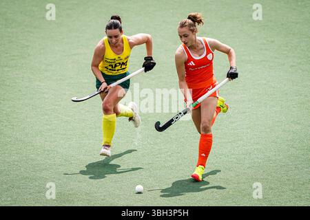 Amsterdam, Paesi Bassi. 7 giugno 2025. AMSTERDAM, PAESI BASSI - 7 GIUGNO: Marijn Veen dei Paesi Bassi combatte per il possesso con Jesse Reid dell'Australia durante la partita FIH Hockey Pro League 2025 tra Paesi Bassi e Australia al Wagener Stadion il 7 giugno 2025 ad Amsterdam, Paesi Bassi. (Foto di Andre Weening/Orange Pictures) credito: Orange Pics BV/Alamy Live News Foto Stock
