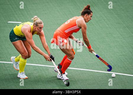 Amsterdam, Paesi Bassi. 7 giugno 2025. AMSTERDAM, PAESI BASSI - 7 GIUGNO: Frederique Matla dei Paesi Bassi combatte per il possesso con Tatum Stewart dell'Australia durante la partita FIH Hockey Pro League 2025 tra Paesi Bassi e Australia al Wagener Stadion il 7 giugno 2025 ad Amsterdam, Paesi Bassi. (Foto di Andre Weening/Orange Pictures) credito: Orange Pics BV/Alamy Live News Foto Stock