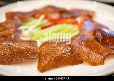 Pelle di anatra pechinese fritta, servita su piatto Foto Stock