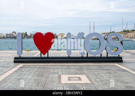 Kos, Grecia - 9 maggio 2023: I Love Kos sign in Kos Town. Isola di Kos, Dodecaneso, Grecia Foto Stock